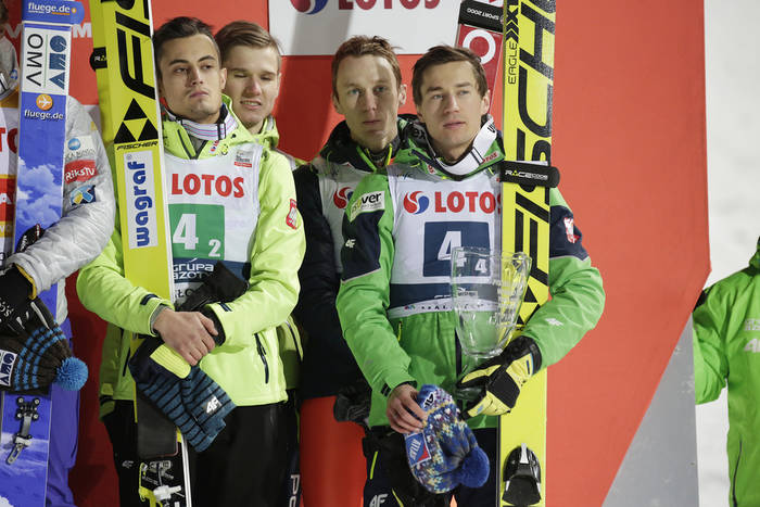 Polacy na podium w konkursie drużynowym w Oslo. Do drugiego miejsca zabrakło pół punktu