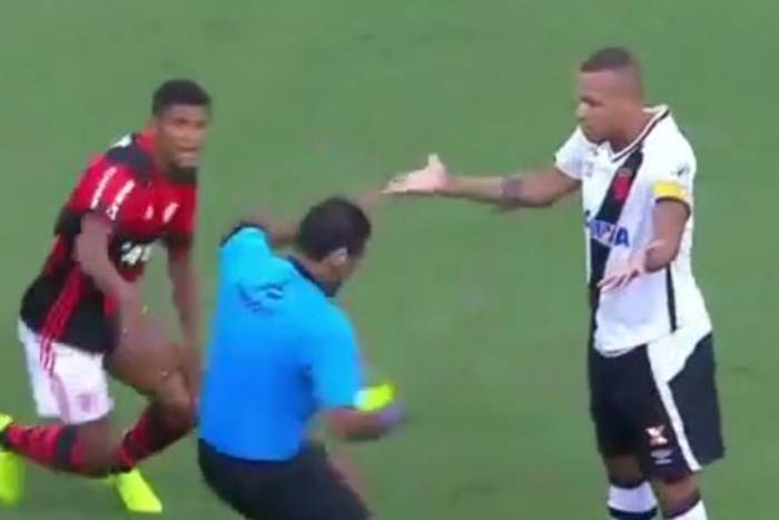 Parodia futbolu w Brazylii: Sędzia nieźle przyaktorzył [VIDEO]
