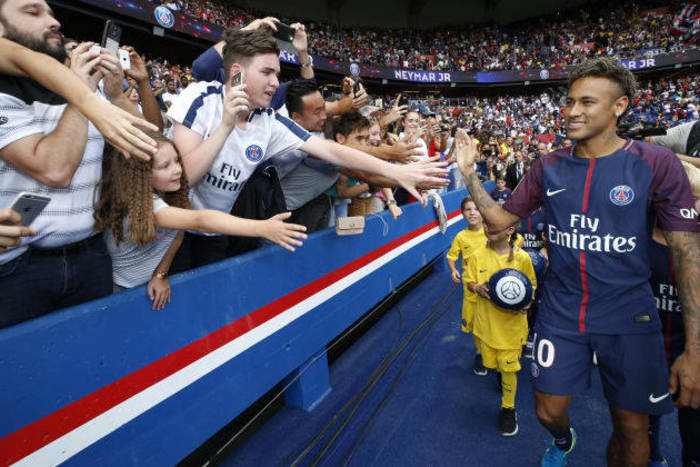 Skąd PSG czerpie środki na transfery? "Gdy kupowało Neymara, emir Kataru odkręcił zawór i przelał tyle, ile potrzeba"