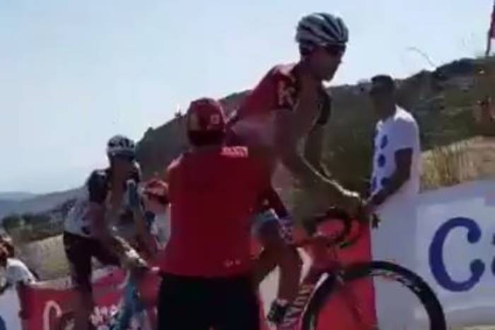 Skandaliczne sceny podczas Vuelta a Espana. Kibic przewrócił kolarza [VIDEO]
