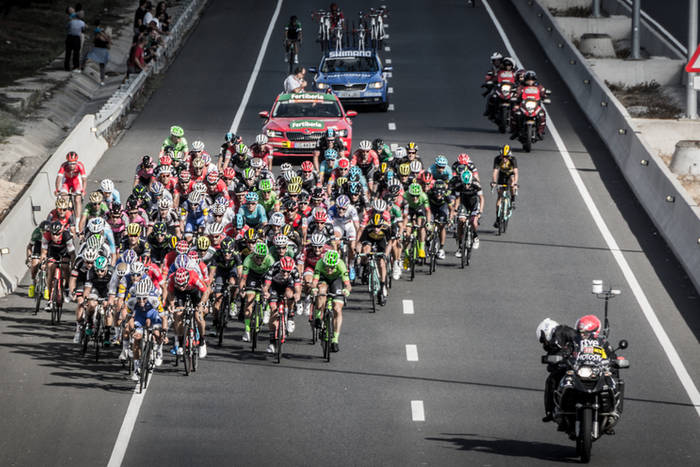 Kosztowny wypadek na Vuelta a Espana. Drobny błąd pozbawił kolarza triumfu w etapie [ZDJĘCIE]