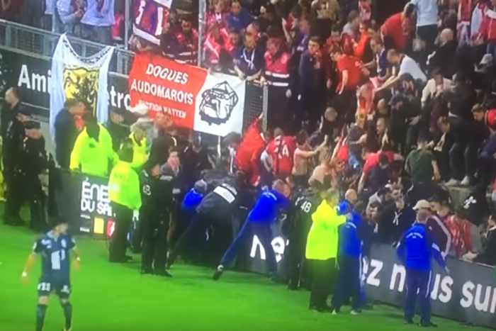 Dramatyczna sytuacja w czasie meczu Ligue 1. Barierki nie wytrzymały pod naporem kibiców [VIDEO]