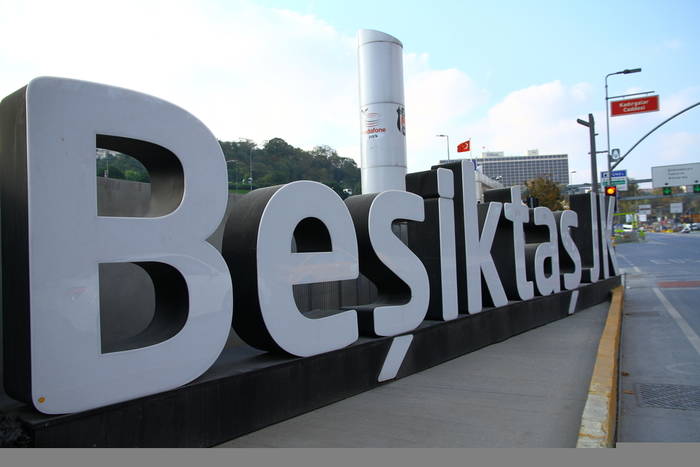 Besiktas wygrał ligę! Szalona radość kibiców w Turcji [WIDEO]