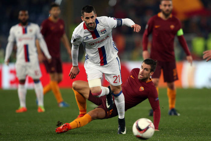 Kluby z Premier League walczą o środkowego pomocnika AS Romy