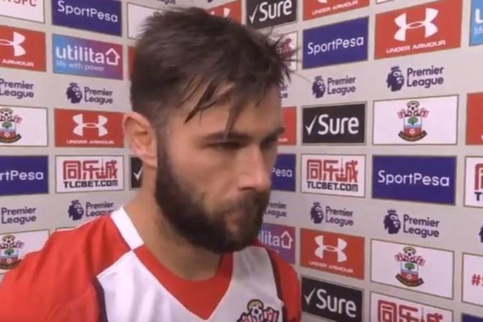 Piłkarz Southampton zawieszony na trzy mecze za kopnięcie bramkarza. "To było celowe" [VIDEO]