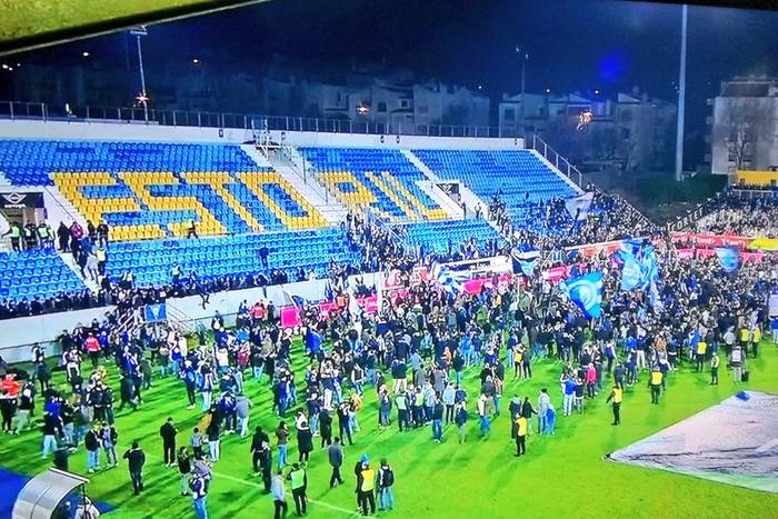 Chwile grozy na meczu FC Porto. Jedna z trybun zaczęła pękać, kibice ewakuowani