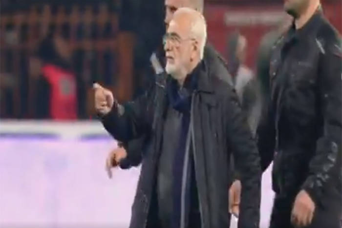 Awantura w Grecji. Prezydent PAOK wtargnął na boisko i wygrażał sędziemu. Miał przy sobie pistolet [VIDEO]