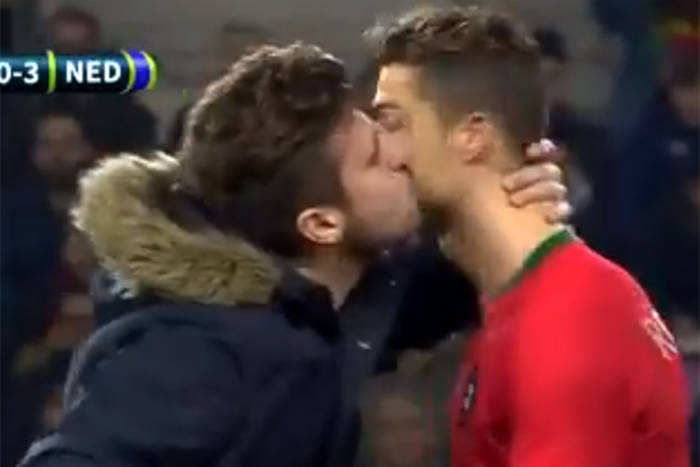 Sceny podczas meczu Holandii z Portugalią. Kibic wtargnął na boisko i pocałował Ronaldo! [VIDEO]