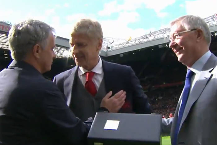 Wspaniałe pożegnanie Wengera na Old Trafford: owacja na stojąco, podziękowania od Fergusona i Mourinho. Tylko wynik zły... [VIDEO]