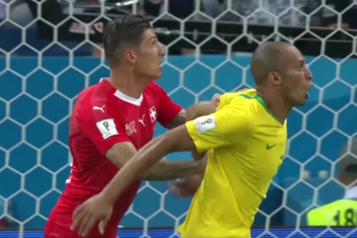 Kontrowersje po meczu Brazylii ze Szwajcarią. Znany sędzia: Gol na 1:1 nie powinien być uznany [VIDEO]