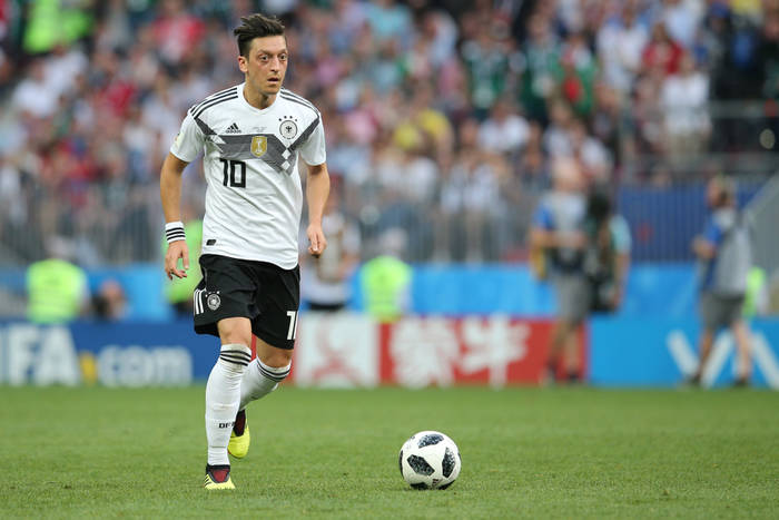 Mesut Ozil zerwał z niemiecką piłką. "Nie zawracam z wybranej drogi"