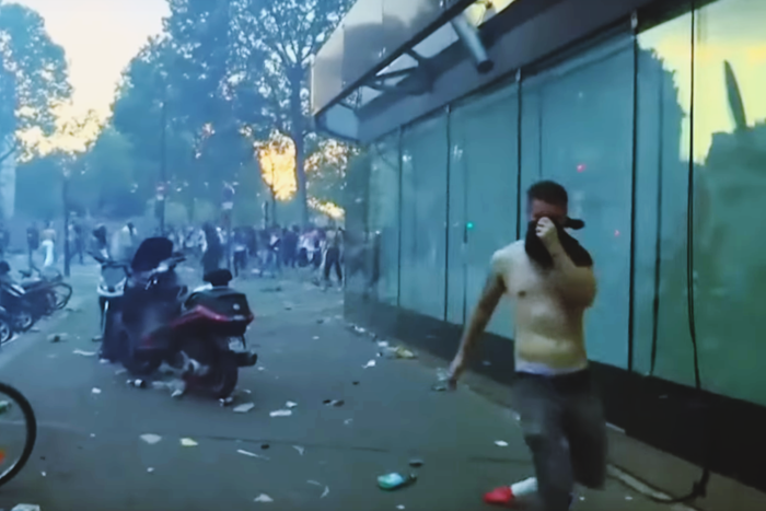 Tak świętuje Francja. Bitwa z policją w Paryżu, zdemolowane samochody, splądrowane sklepy [VIDEO]