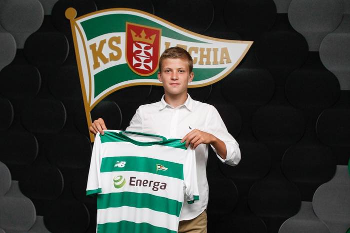 Jakub Kałuziński na dłużej w Lechii Gdańsk. Klub przedłużył kontrakt z wychowankiem