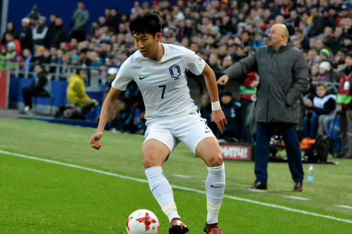 Ekipa Tottenhamu broni Heung-Min Sona po faulu na Andre Gomesie. "Jest jedną z najmilszych osób"