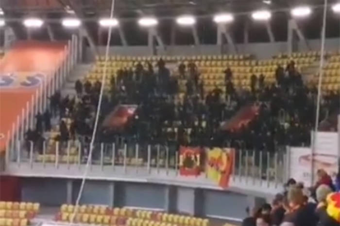 Nerwowo w trakcie hitu Ekstraklasy. Uwłaczająca kontrola i palone flagi [WIDEO]