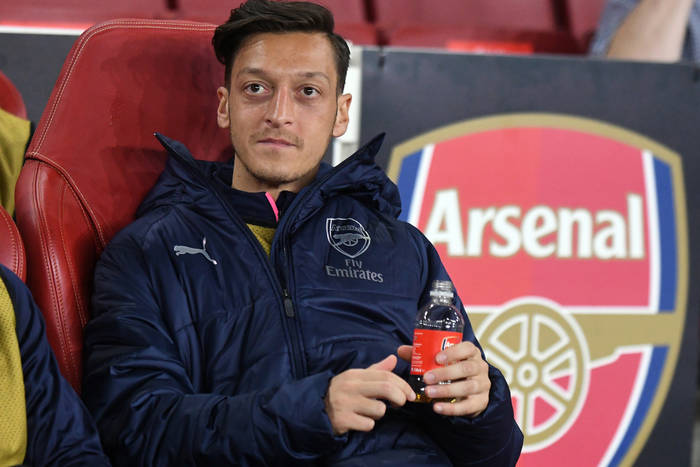 Mesut Özil przekonywany do transferu. Pomocnik opuści Europę?