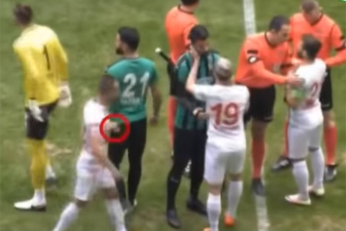 Szokujący incydent w tureckiej trzeciej lidze. Piłkarz atakował rywali żyletką [WIDEO]