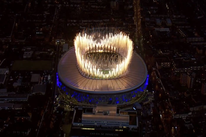 Tottenham w końcu zagrał na nowym stadionie. Tak wygląda nowy dom "Kogutów" wart miliard funtów [WIDEO]