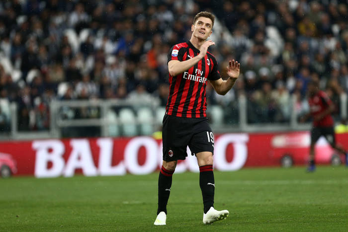 Krzysztof Piątek krytykowany po meczu AC Milanu z Benficą. "Bez formy i siły. Słaby. Był niewidoczny"