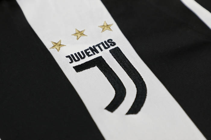 Juventus zerwał z tradycją. Nowe koszulki budzą spore kontrowersje [ZDJĘCIE]