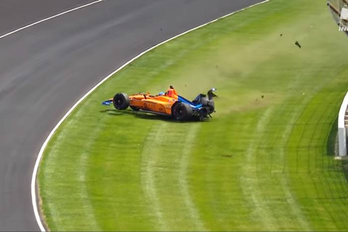 Fernando Alonso miał groźny wypadek przed Indianapolis 500. Hiszpan z dużą siłą odbił się od bandy [WIDEO]