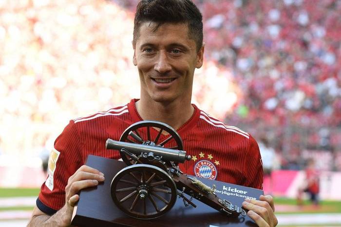 Robert Lewandowski tworzy swoją legendę. Został najbardziej utytułowanym polskim piłkarzem w historii! Robert Lewandowski