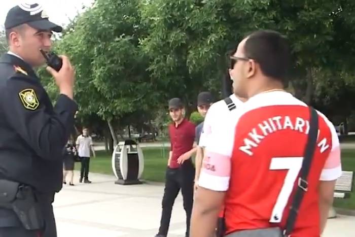 Policja zatrzymała kibiców Arsenalu. Za koszulki z nazwiskiem Mchitarjana [WIDEO]