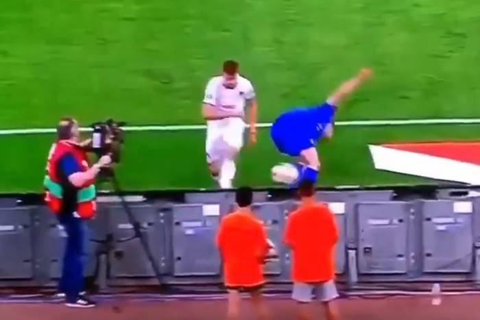 Reprezentant Włoch trafił prosto w głowę chłopca od podawania piłek. To musiało zaboleć [WIDEO]