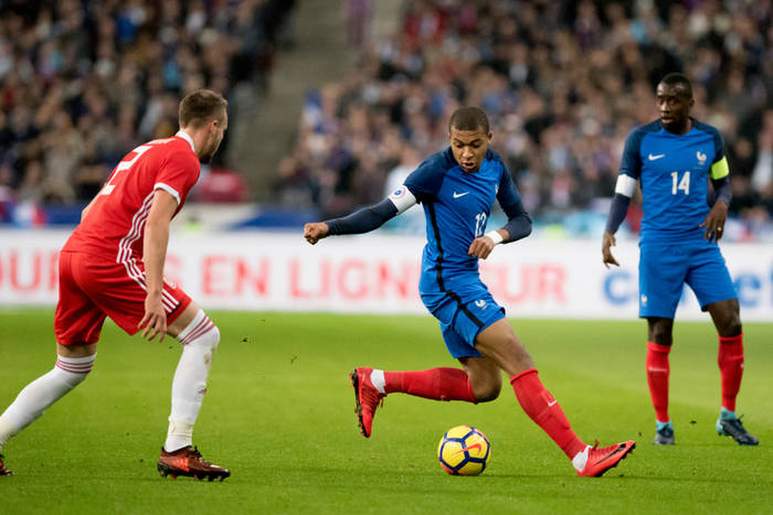 Kylian Mbappe zirytował się pytaniami o transfer. "To nie czas, by mówić o Realu Madryt" Kylian Mbappe zirytował się pytaniami o transfer. "To nie czas, by mówić o Realu Madryt"