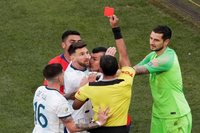 Czy Lionel Messi słusznie otrzymał czerwoną kartkę? Kontrowersyjna decyzja  sędziego [WIDEO]