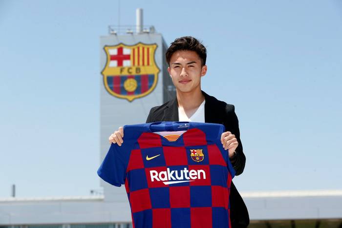 FC Barcelona pozyskała reprezentanta Japonii. 20-latek właśnie podpisał kontrakt