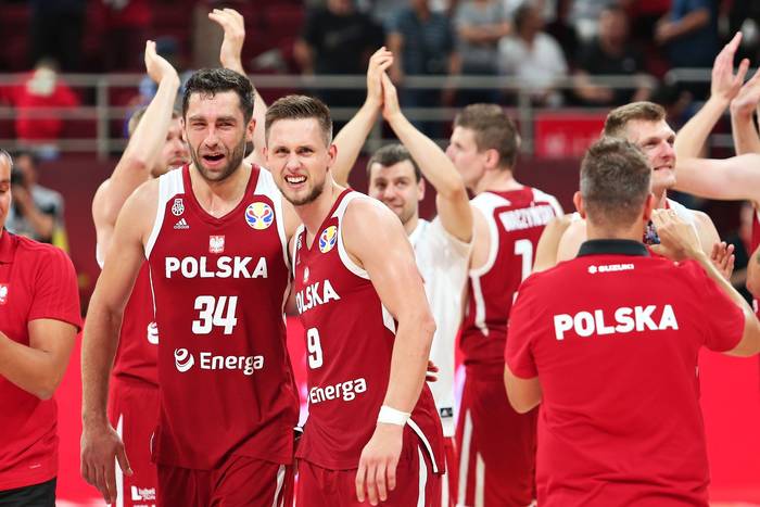 Polscy koszykarze bliżej Igrzysk Olimpijskich w Tokio. Ważne zwycięstwo na początek turnieju [WIDEO]