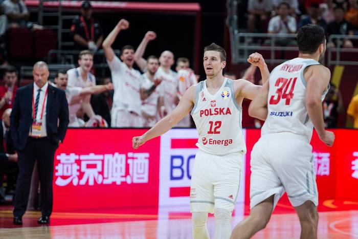 Polscy koszykarze są niesamowici! Biało-czerwoni wygrali z Rosją i są o krok od ćwierćfinału MŚ! [WIDEO]