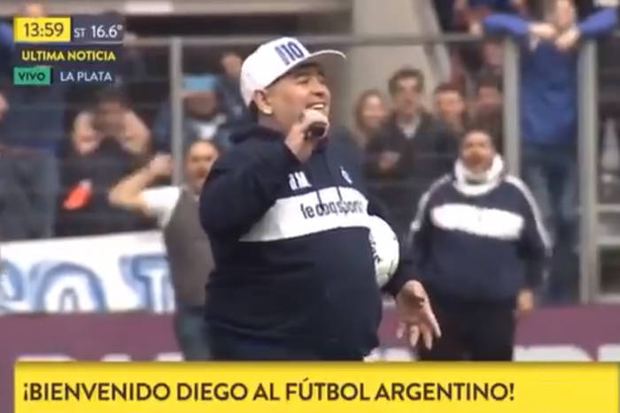 Niesamowite powitanie legendy. Maradona prowadził doping podczas pierwszego treningu w nowym klubie [WIDEO]