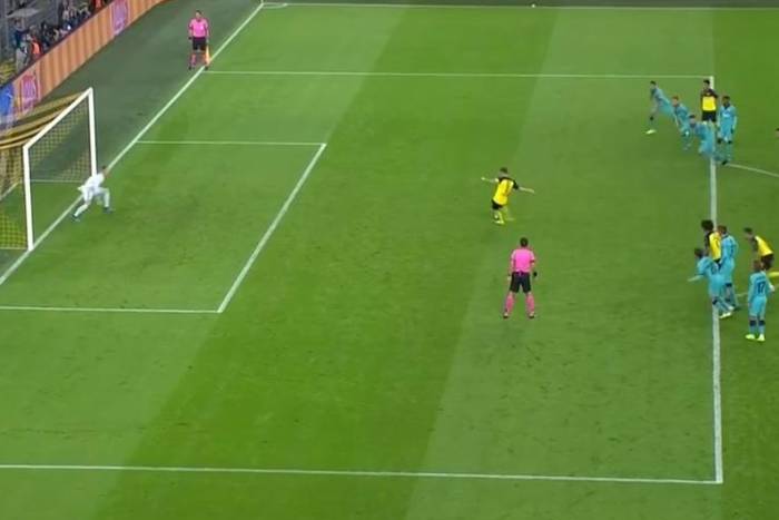 Rzut karny w meczu Borussii Dortmund z FC Barceloną powinien zostać powtórzony?! "Podwójne złamanie przepisów" Borussia Dortmund