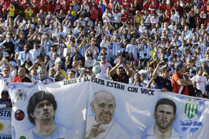 Bóg w Barcelonie, śmiertelnik w ojczyźnie. Dlaczego Messi zawsze będzie "outsiderem"? Messi z Papieżem