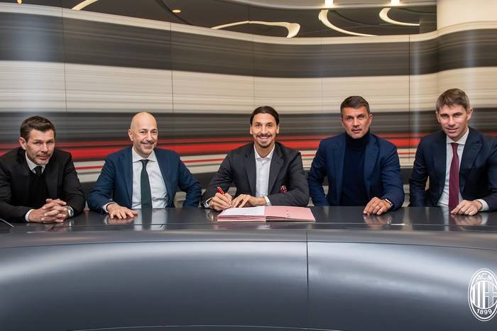 Zlatan Ibrahimović zaprezentowany w AC Milan. Piłkarz właśnie podpisał kontrakt Zlatan Ibrahimović zaprezentowany w AC Milan. Piłkarz właśnie podpisał kontrakt