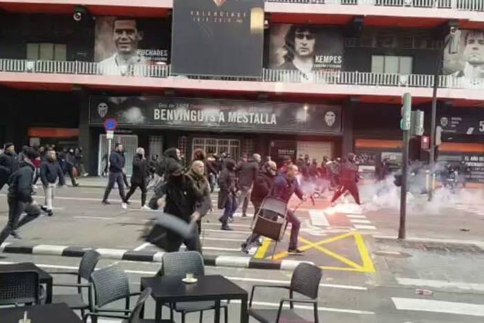 Bitwa pseudokibiców przed meczem Valencia - FC Barcelona. Interweniowała policja [WIDEO]