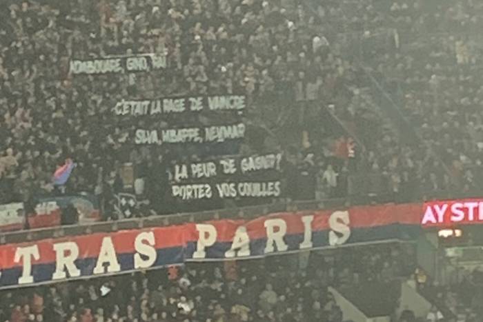 Kibice PSG wywiesili transparent skierowany do trzech piłkarzy. Fani mają dość [ZDJĘCIE]