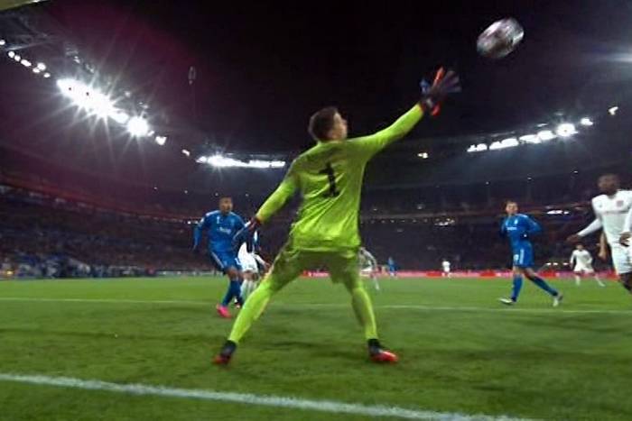 Fatalny Juventus przegrał w Lyonie. Wojciech Szczęsny nie miał nic do powiedzenia [WIDEO]