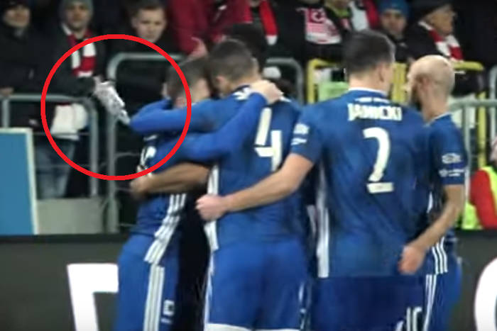 Niebezpieczna sytuacja podczas derbów Krakowa. Jakub Błaszczykowski oberwał butelką [WIDEO]