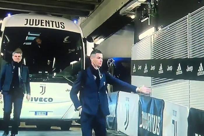 Cristiano Ronaldo pokazał, co myśli o grze bez publiczności. Przybił piątki z nieistniejącymi kibicami [WIDEO]