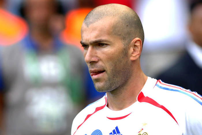 "Byczek" w Materazziego to wierzchołek góry lodowej. Zinedine Zidane bił, kopał i łamał kości