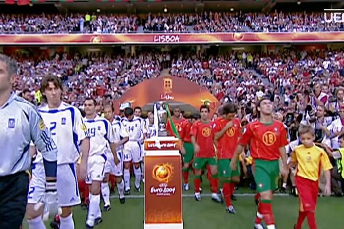 Płaczący Cristiano Ronaldo, "zaskakujący" remis, bramkarz bez rękawic. Z czego pamiętamy Euro 2004? 