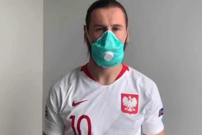 Grzegorz Krychowiak tłumaczy, jak prawidłowo zdejmować rękawiczki ochronne i maseczkę [WIDEO]