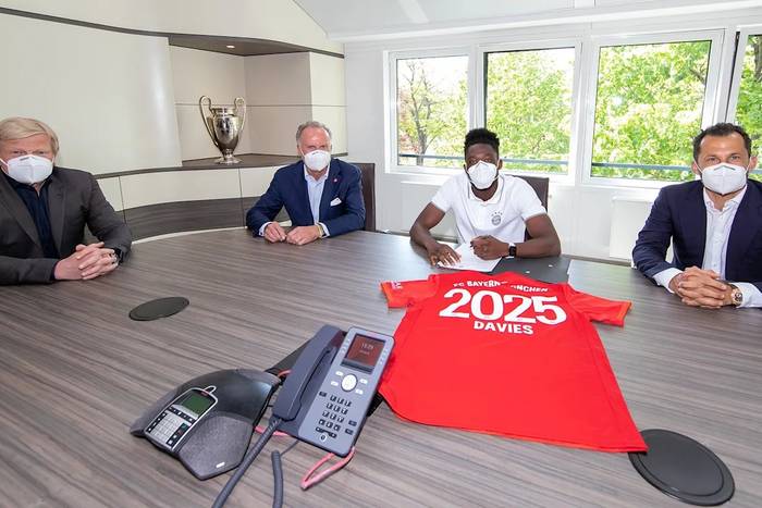 Koniec spekulacji! Alphonso Davies podpisał nową umowę z Bayernem Monachium