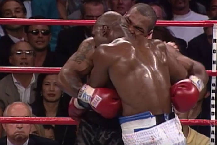 Mike Tyson wspomina, jak odgryzł kawałek ucha Evanderowi Holyfieldowi. "To szalone, że tyle na tym zarobiłem"
