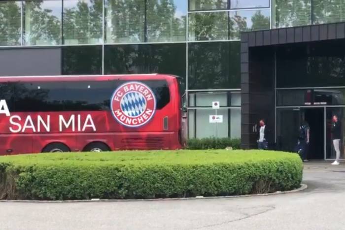 Piłkarze Bayernu rozpoczęli kwarantannę przed restartem Bundesligi. Okrzyki "Polska górą!" pod hotelem [WIDEO]