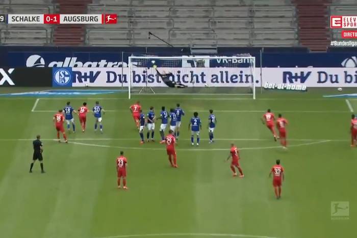 Koszmarne Schalke tonie w kryzysie. Augsburg przerwał fatalną serię, piękny gol Löwena [WIDEO]