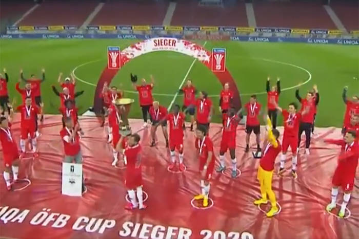 Absurdalne sceny po finale Pucharu Austrii. Piłkarze Salzburga świętowali zachowując dystans [WIDEO]